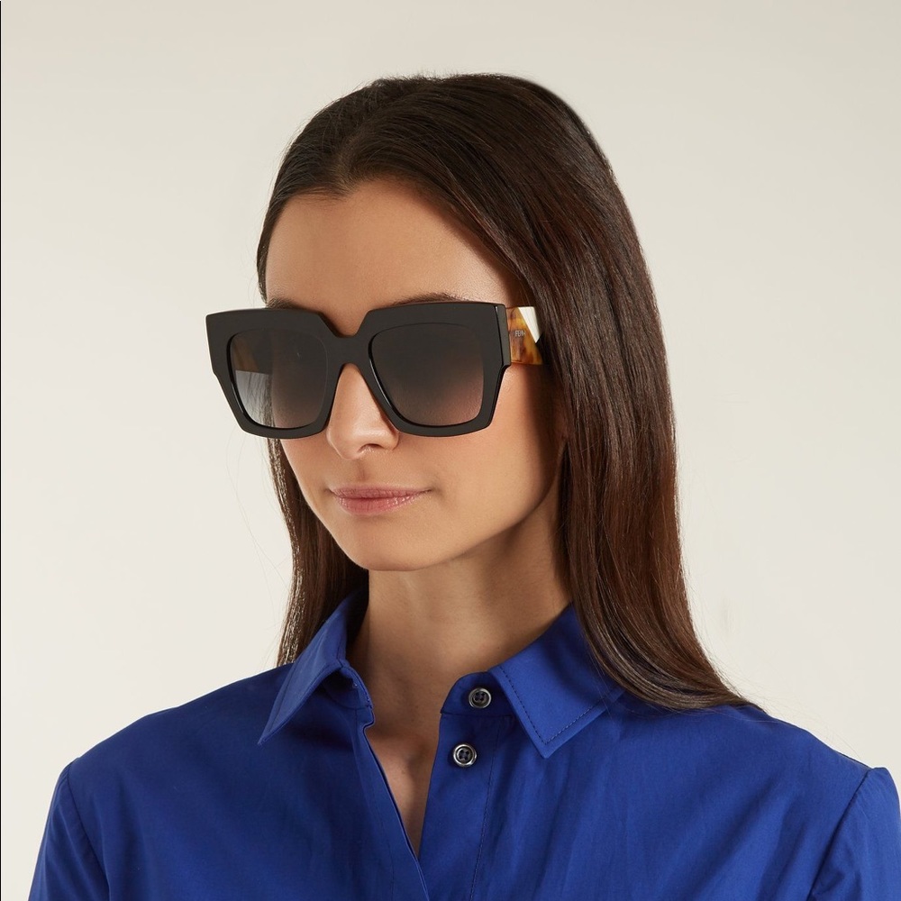 SOLD! Authentic Fendi sunglasses - Picture 4 of 4